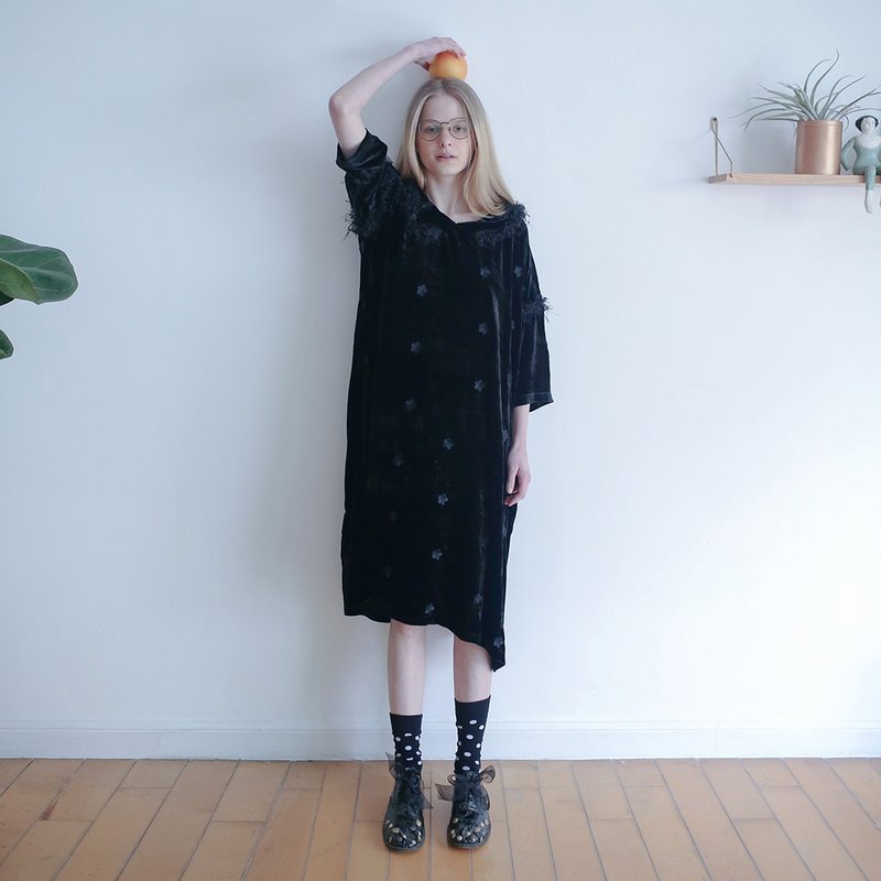 黑丝绒刺绣小花连身裙  连衣裙 - imakokoni - 洋装/连衣裙 - 丝．绢 黑色