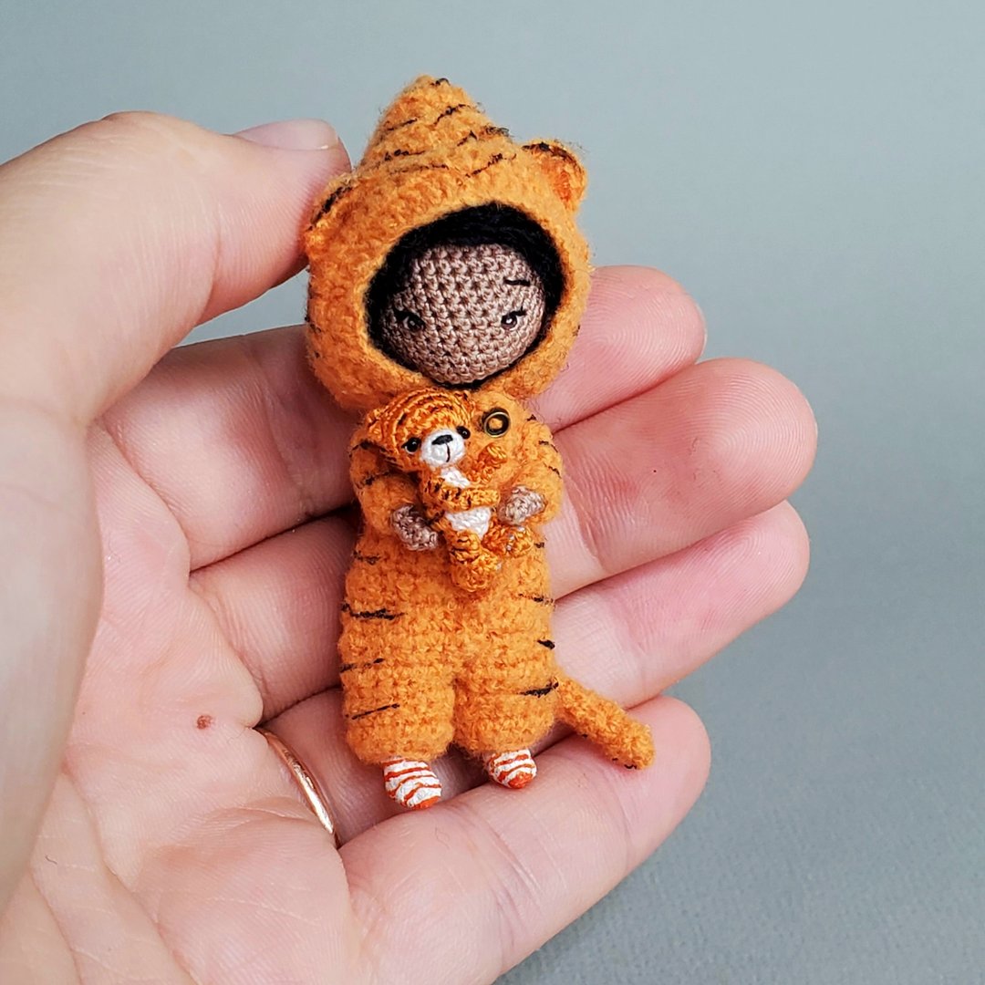 Miniature crocheted Doll with micro tiger. Dollhouse miniature. Amigurumi. - 玩偶/公仔 - 棉 橘色