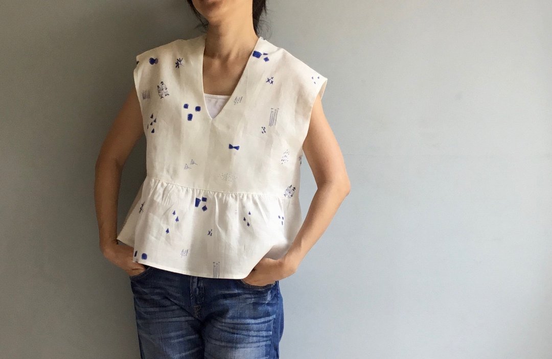 隐居日记/设计师插画印花布/V领荷叶下摆法式袖小上衣100%亚麻 - 女装背心 - 棉 