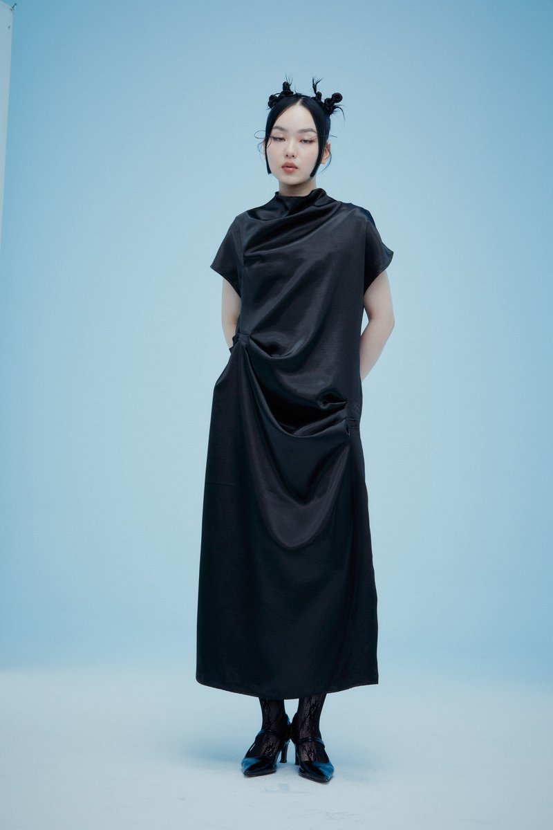 烦恼心黑色发丝纹垂坠洋装 - 洋装/连衣裙 - 聚酯纤维 黑色