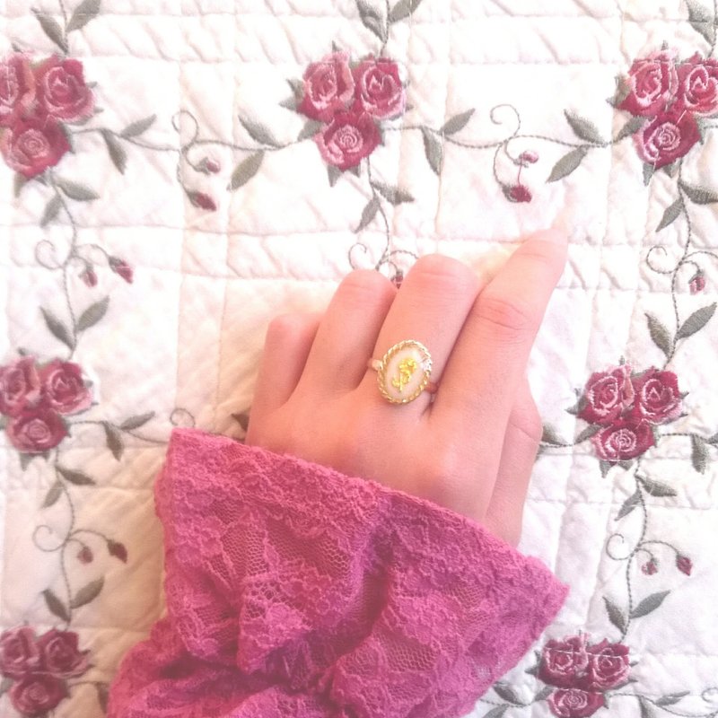 Vintage Rose Oval Ring NO.05 (White/Free Size) - 戒指 - 树脂 白色