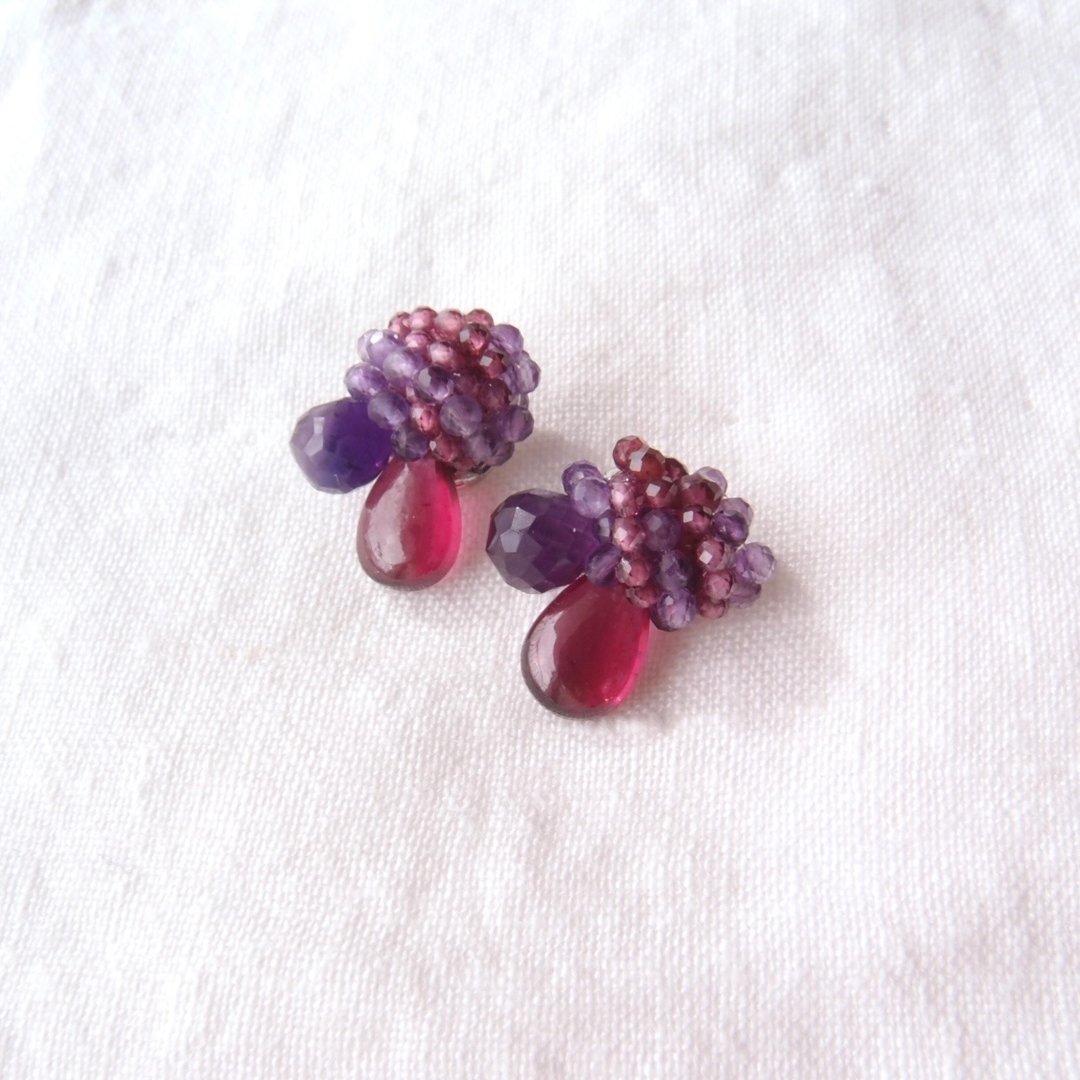 【天然石刺绣_耳针】Rhodolite Garnet × Amethyst Earrings - 耳环/耳夹 - 宝石 紫色