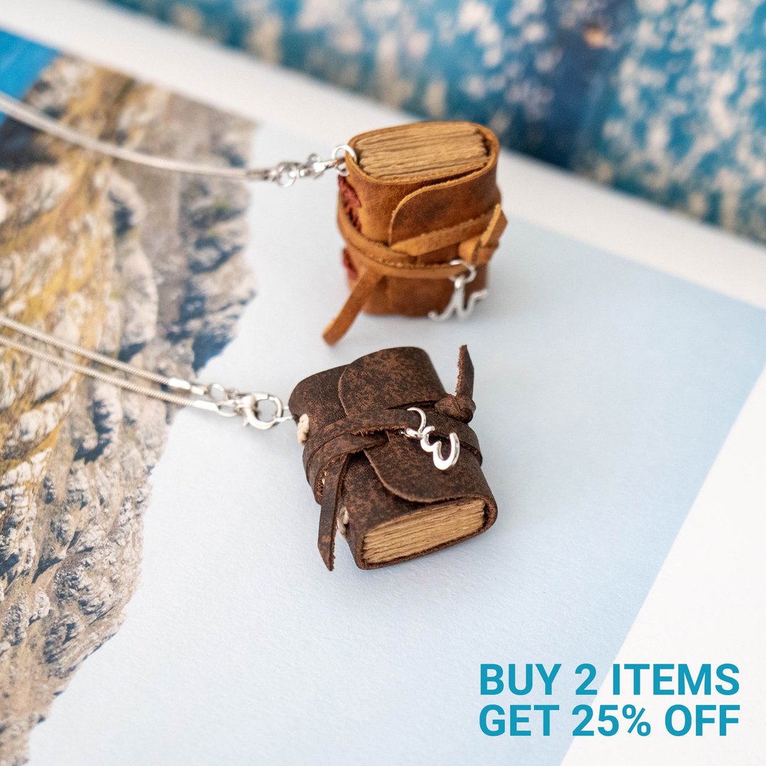 【ของขวัญสั่งทำพิเศษ】Customized Gift, Miniature Book Necklace (Silver) - 项链 - 真皮 