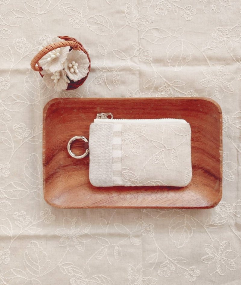 【FCI/票卡证件拉链小包】日本刺绣 线条花 法国银葱 先染条纹 - 证件套/卡套 - 棉．麻 卡其色