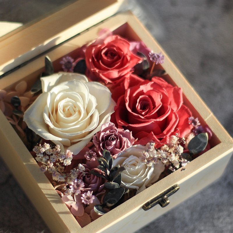 【一人成团】LOVE BOX 手作花礼木盒 不凋花 干燥花 永生玫瑰花 - 植栽 - 其他材质 
