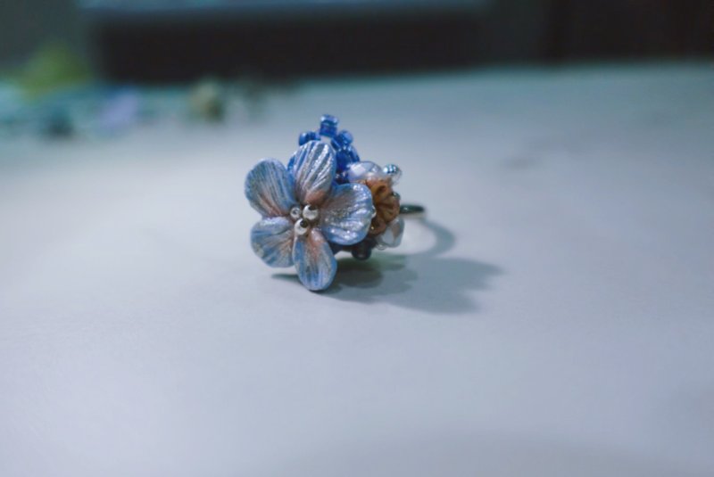 花丛间的花儿 戒指 蓝红 - 戒指 - 陶 蓝色