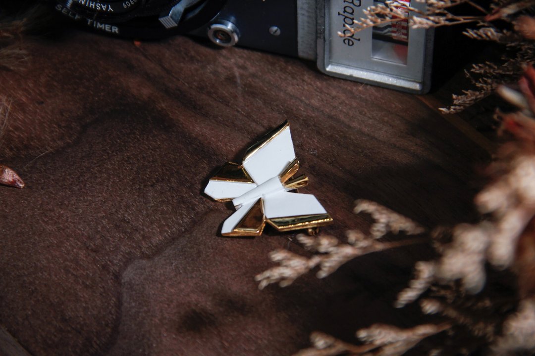 【古董饰品/西洋老件】美国Trifari白色几何小蝴蝶珐琅古董胸针 - 胸针 - 其他金属 白色