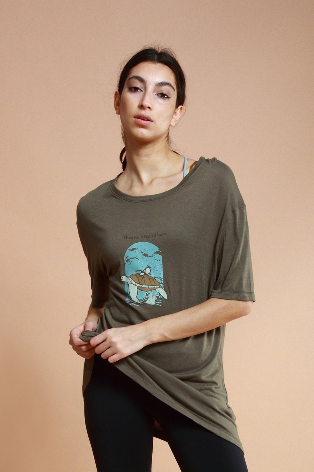 asana eco 生态意识系列-laid back 宽松Tshirt-夜幕绿/海龟 - 女装 T 恤 - 聚酯纤维 绿色
