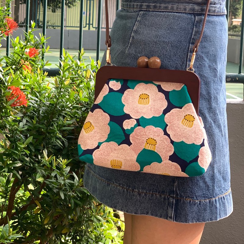 绿粉 椿花木制口金包 斜背包 Girlskioku~* - 侧背包/斜挎包 - 棉．麻 红色