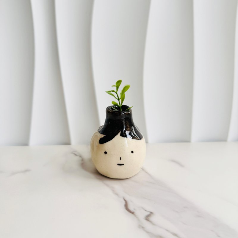 女の子の花瓶  尴尬又不失礼的微笑花瓶 / 手捏 - 花瓶/陶器 - 陶 白色