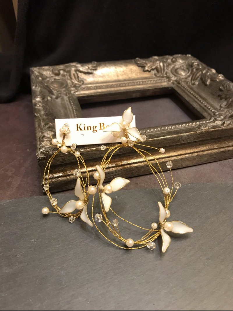 冒牌老板娘 Kingboss米白水晶花珍珠不对称耳环20200907-1 - 耳环/耳夹 - 其他材质 白色