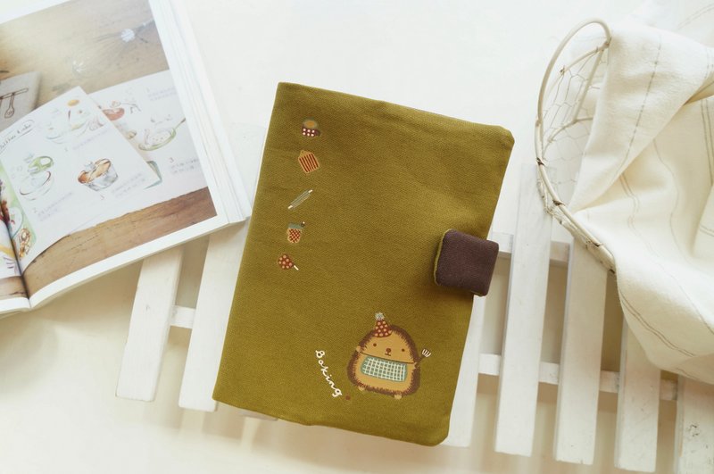 手绘森林里的小刺猬书衣/布书套/A5手帐书衣 - 书衣/书套 - 棉．麻 绿色