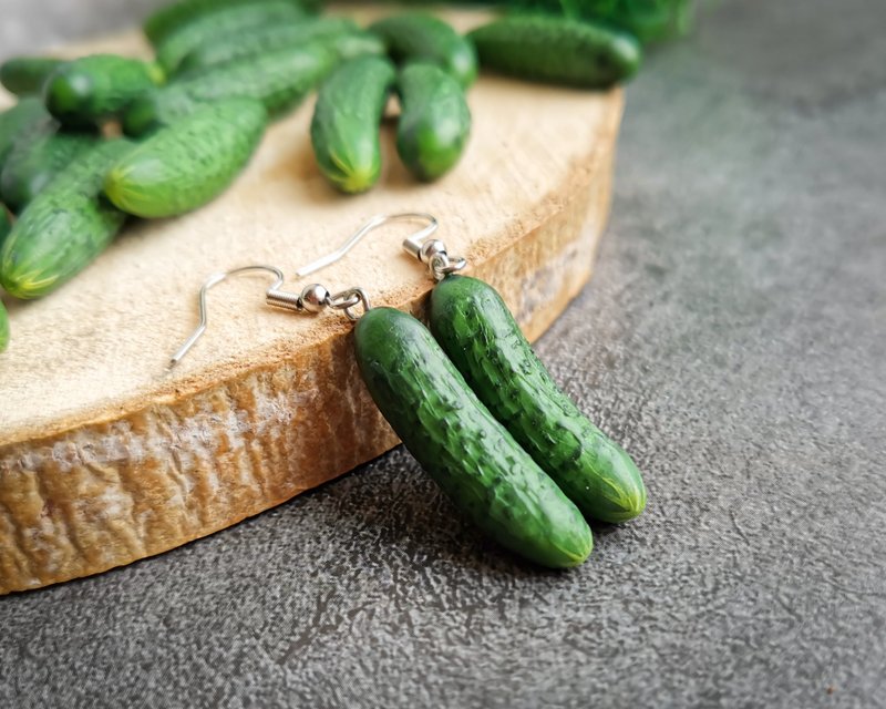 Cucumber earrings is cottagecore weird, funny, gay, quirky, whimsical earrings - 耳环/耳夹 - 粘土 绿色