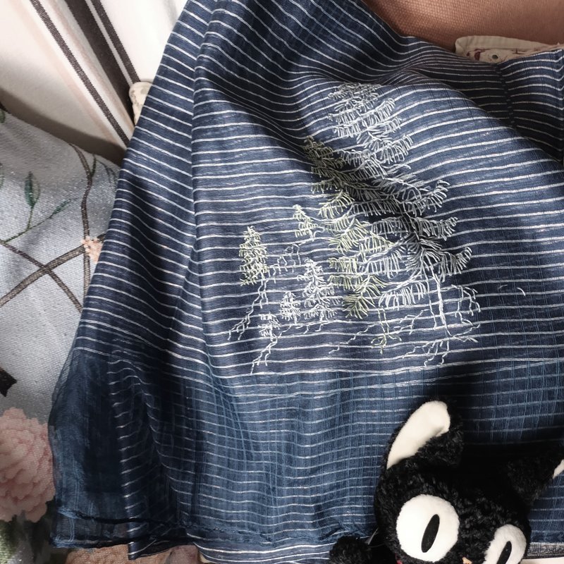预购品 免费手綉字母 手工刺绣百搭真丝羊毛长围巾 - 午夜松树林 - 围巾/披肩 - 羊毛 蓝色