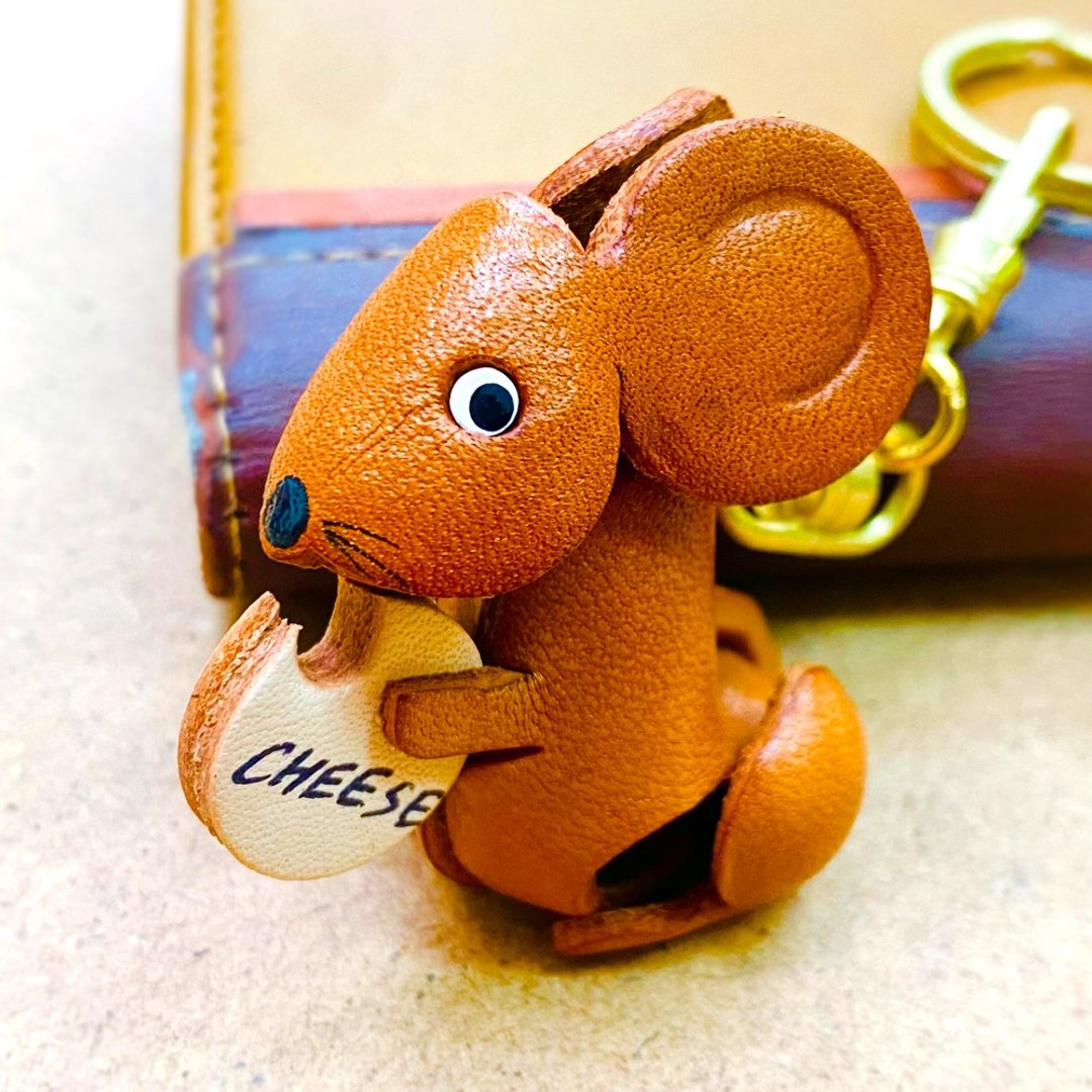 Mouse with cheese palm-size leather keychain handmade in Japan VANCA - 钥匙链/钥匙包 - 真皮 咖啡色
