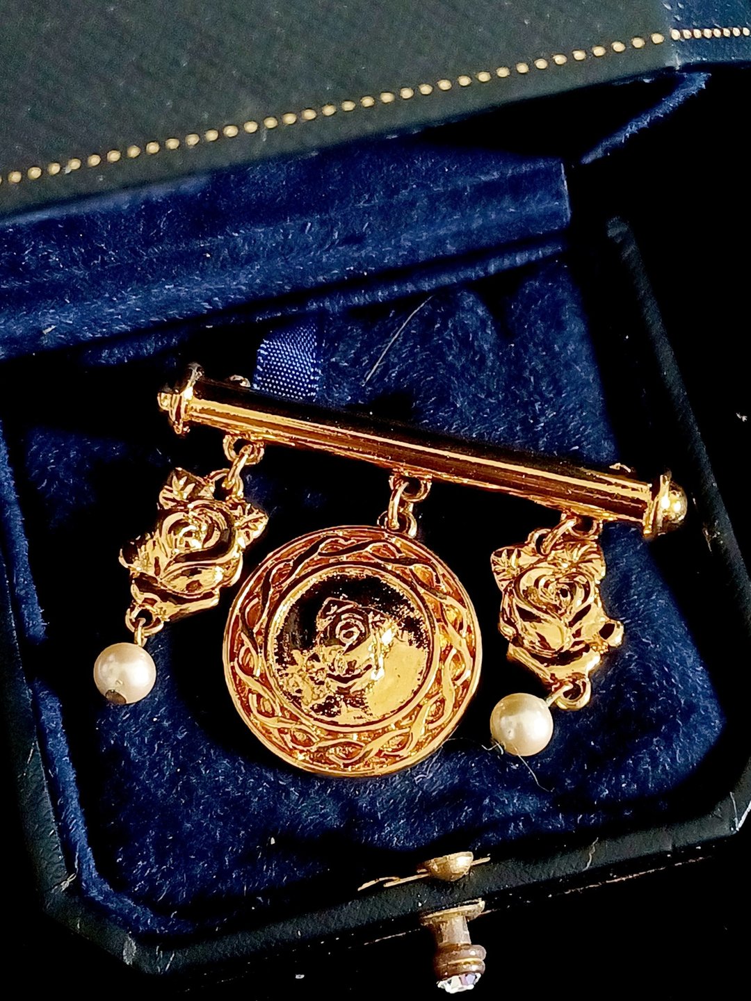 vintage jewelry  Liz Claiborne 金属镀金 浮雕玫瑰 别针 胸针 - 耳环/耳夹 - 其他金属 