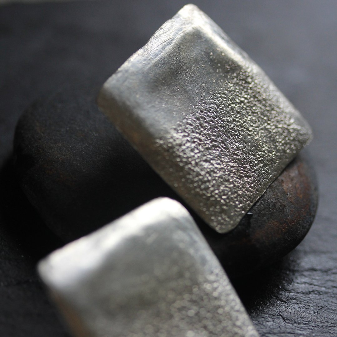 Handmade textured silver square studs (E0171) - 耳环/耳夹 - 银 银色