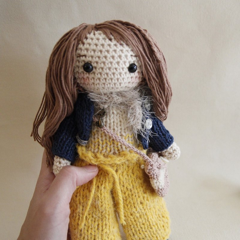 手钩玩偶 小美娃娃 棕发 黄色宽裤 短外套 侧背包 裤装娃娃 - 玩偶/公仔 - 聚酯纤维 黄色