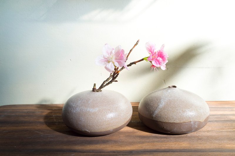 【栗子瓶】手拉坏・花器・釉烧・手作陶艺 - 植栽/盆栽 - 陶 卡其色