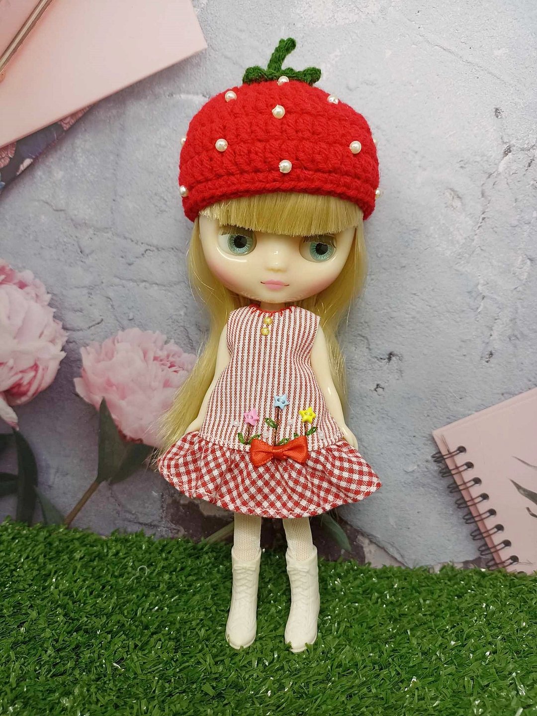 Middie、Blythe 和 Odeko 娃娃的刺绣洋装 + 草莓针织帽。 - 玩具/玩偶 - 棉 红色