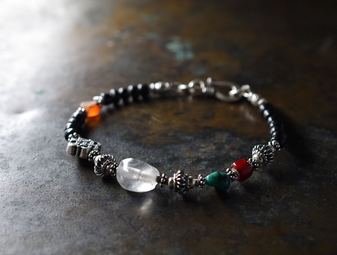 Ancient crystal and endless knot, old Tibetan turquoise, blood red white hearts, ancient carnelian, jet black bead bracelet - 手链/手环 - 玻璃 黑色