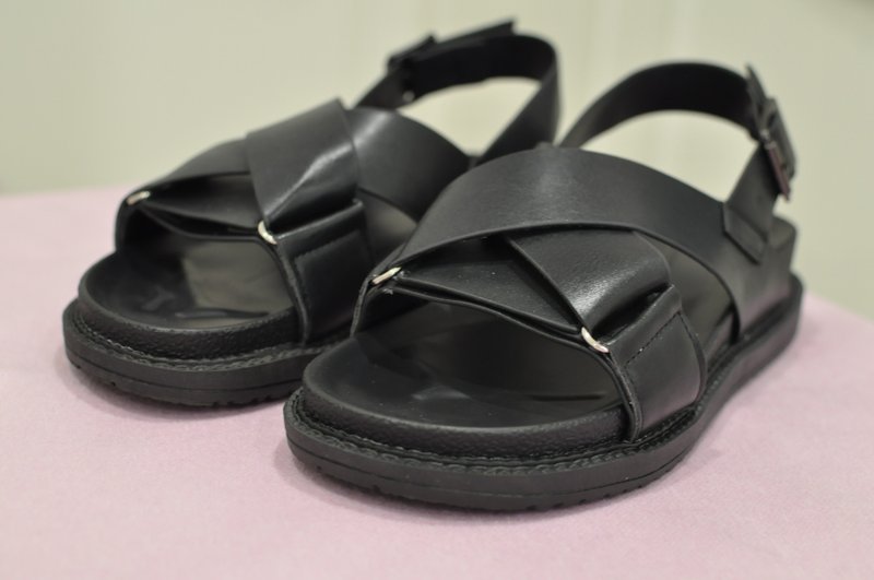 Flat 135 X 台湾设计师 黑色 交叉罗马厚底凉鞋 4.5cm高 - 女款休闲鞋 - 聚酯纤维 黑色