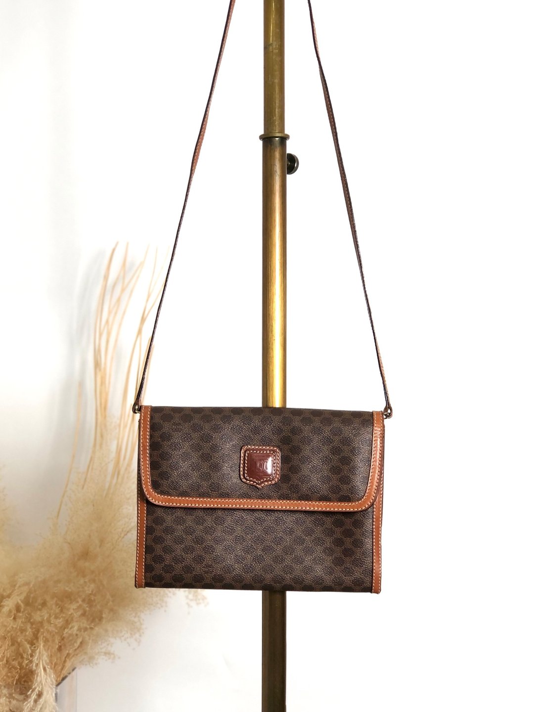 【日本直送 名牌中古包】CELINE  સ eline 马车 LOGO 肩背包 棕色 压印 Logo PVC vintage 古董 emwcwc - 侧背包/斜挎包 - 防水材质 咖啡色