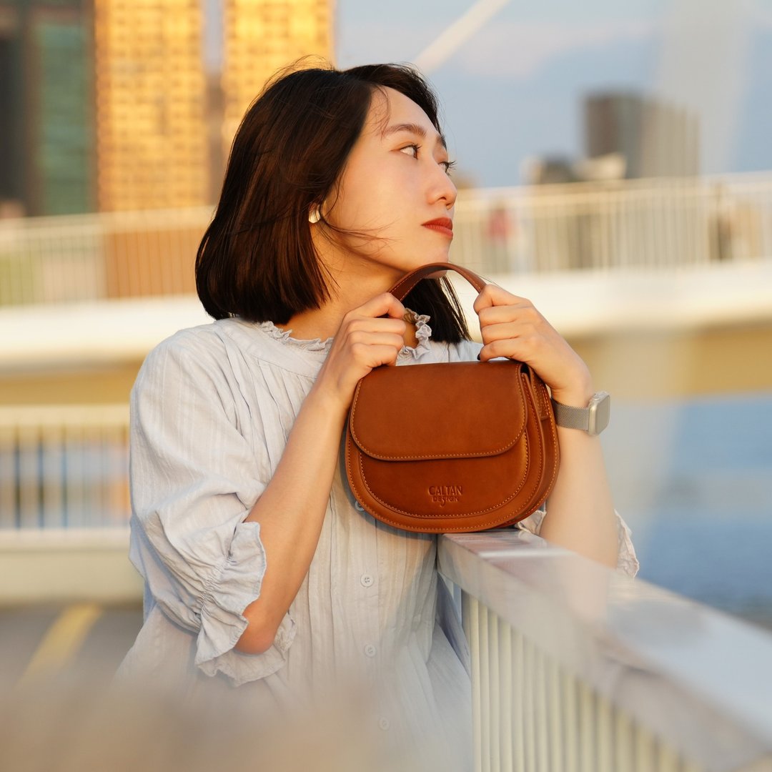 【24hr 快速出货】扣式简约真皮马鞍包 -234050 两色 - 侧背包/斜挎包 - 真皮 咖啡色