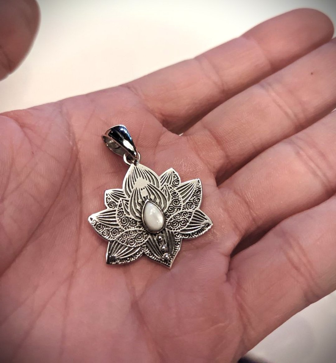乌克兰手工制作，镶嵌宝石的纯银莲花瑜珈坠饰项链 - 项链 - 纯银 银色