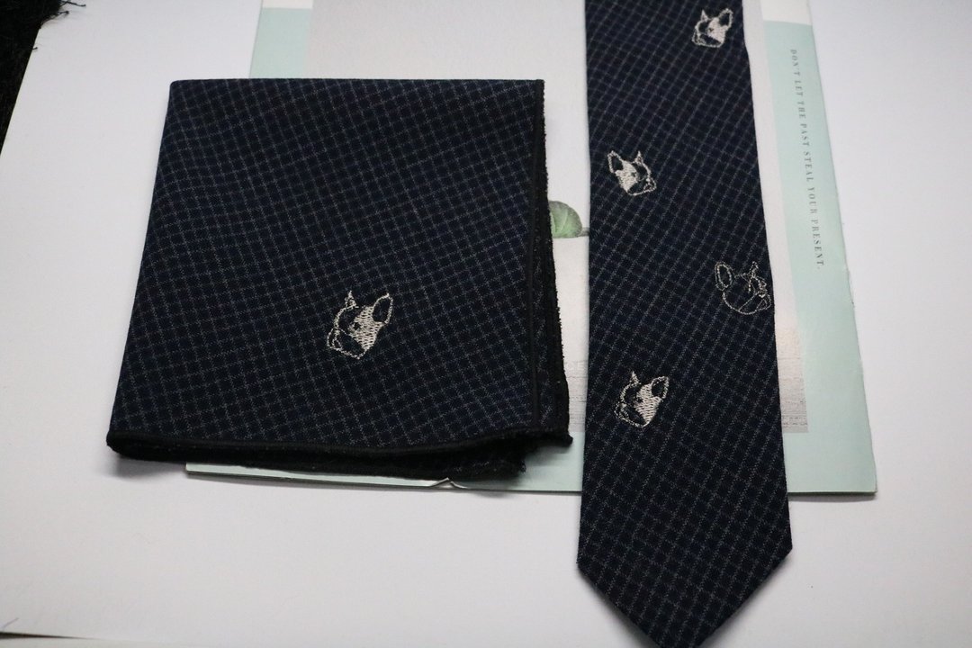 藍色格子小狗刺繡領帶口袋巾套裝/英式型男百搭 - 领带/领带夹 - 棉 多色