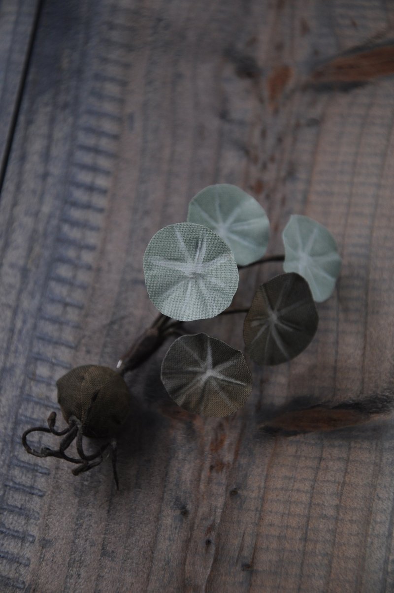 【染布花工艺】山乌龟襟针 - 五叶 | 心口针 | 布花饰物 - 胸针 - 棉．麻 绿色