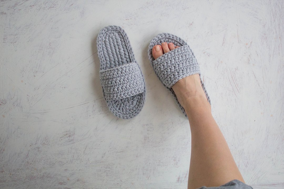 gray Knitting slippers for women - Crochet slippers - House shoes - 拖鞋 - 棉 灰色