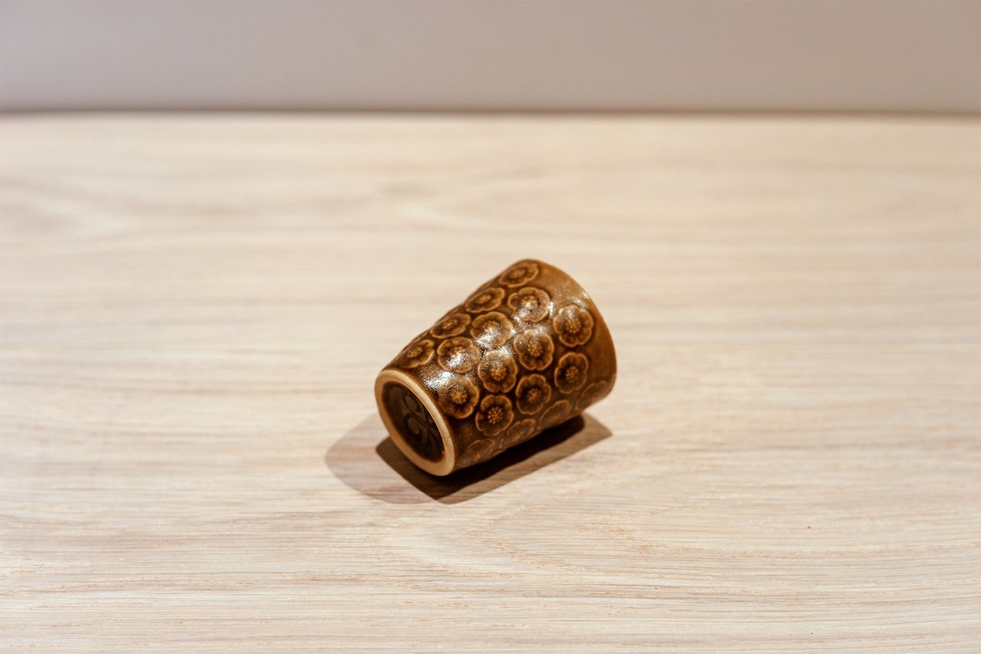 丹麦老件ー鸢茶色梅花古董蛋杯 / 清酒杯 / 浓缩杯 / 分享杯 - 其他杯子 - 陶 咖啡色