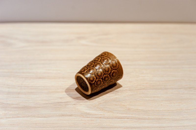 丹麦老件ー鸢茶色梅花古董蛋杯 / 清酒杯 / 浓缩杯 / 分享杯 - 其他杯子 - 陶 咖啡色