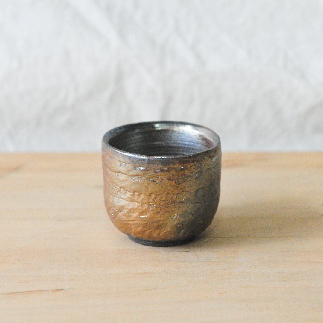 柴烧陶手作 金属光泽浅刻纹小茶杯 - 茶具/茶杯 - 陶 咖啡色