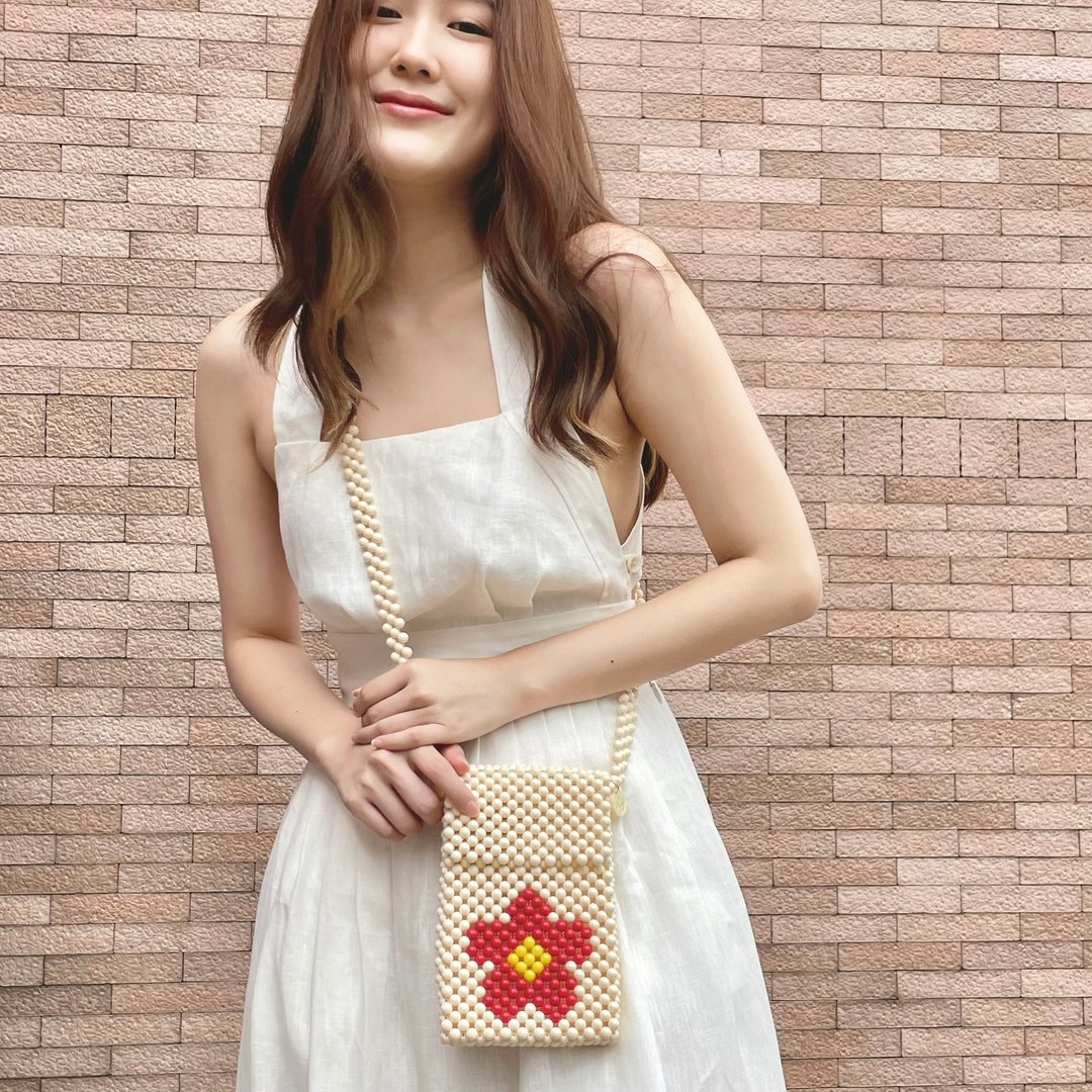 Red Daisy crossbody bead bag in ivory - 串珠 包, 携帯バッグ - 手拿包 - 塑料 黄色