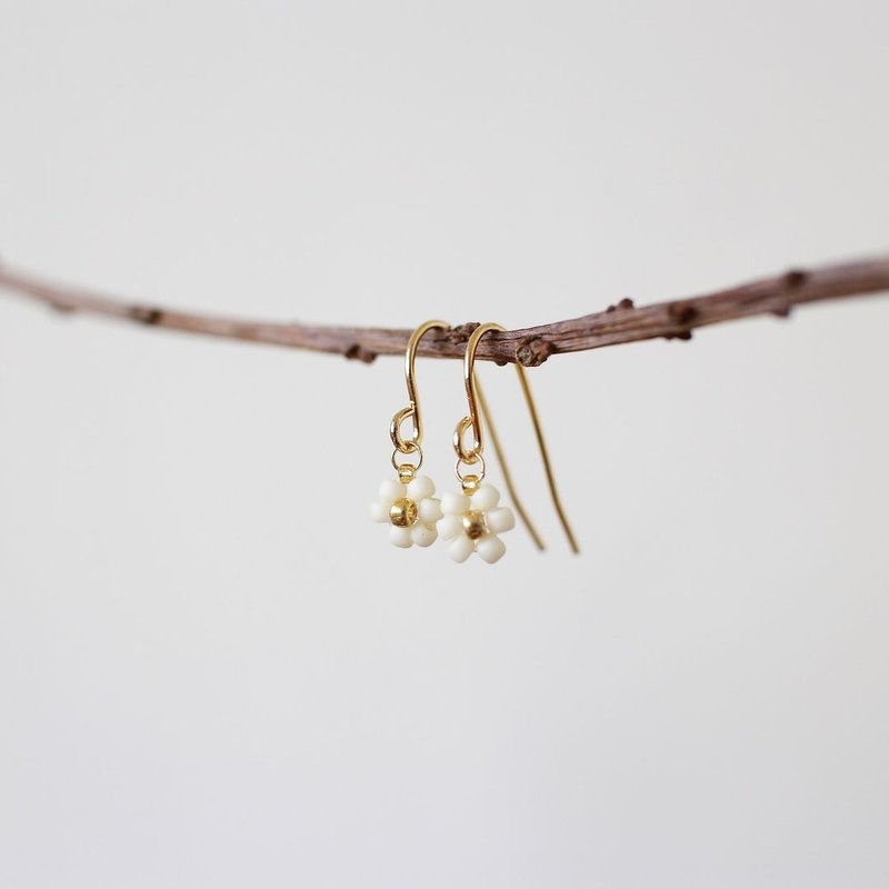 串珠耳饰_一朵小花/雾面珍珠白/beading earing - 耳环/耳夹 - 玻璃 白色