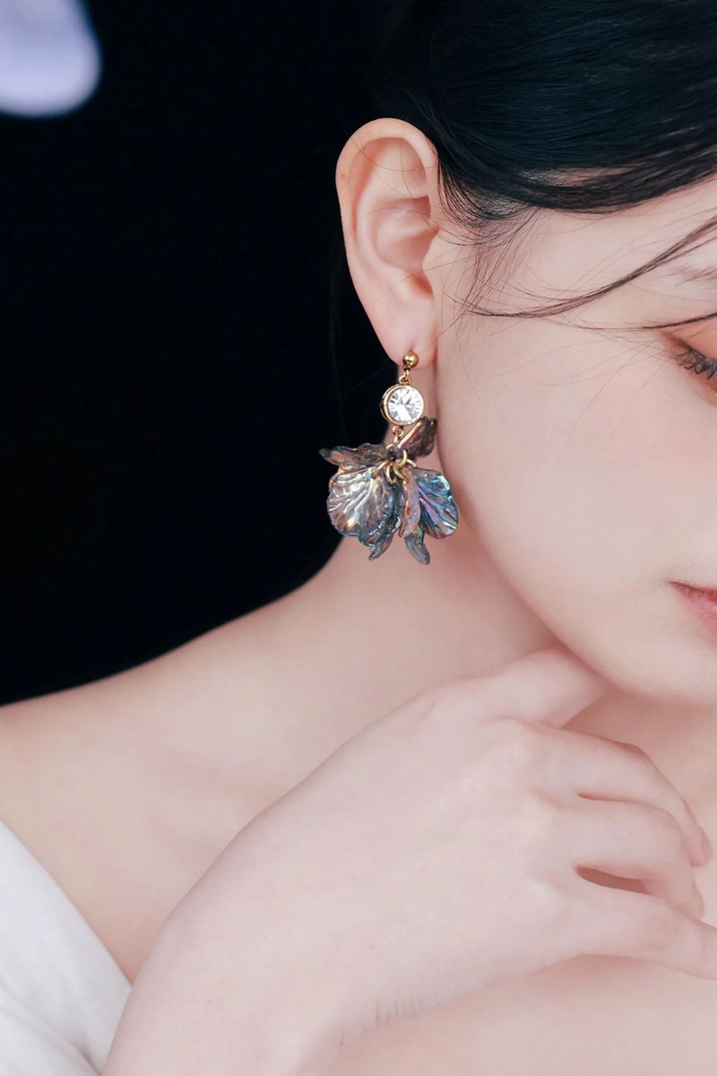 COR-DATE / 紫黑色花语 / 摇曳花球耳环 - 耳环/耳夹 - 其他材质 