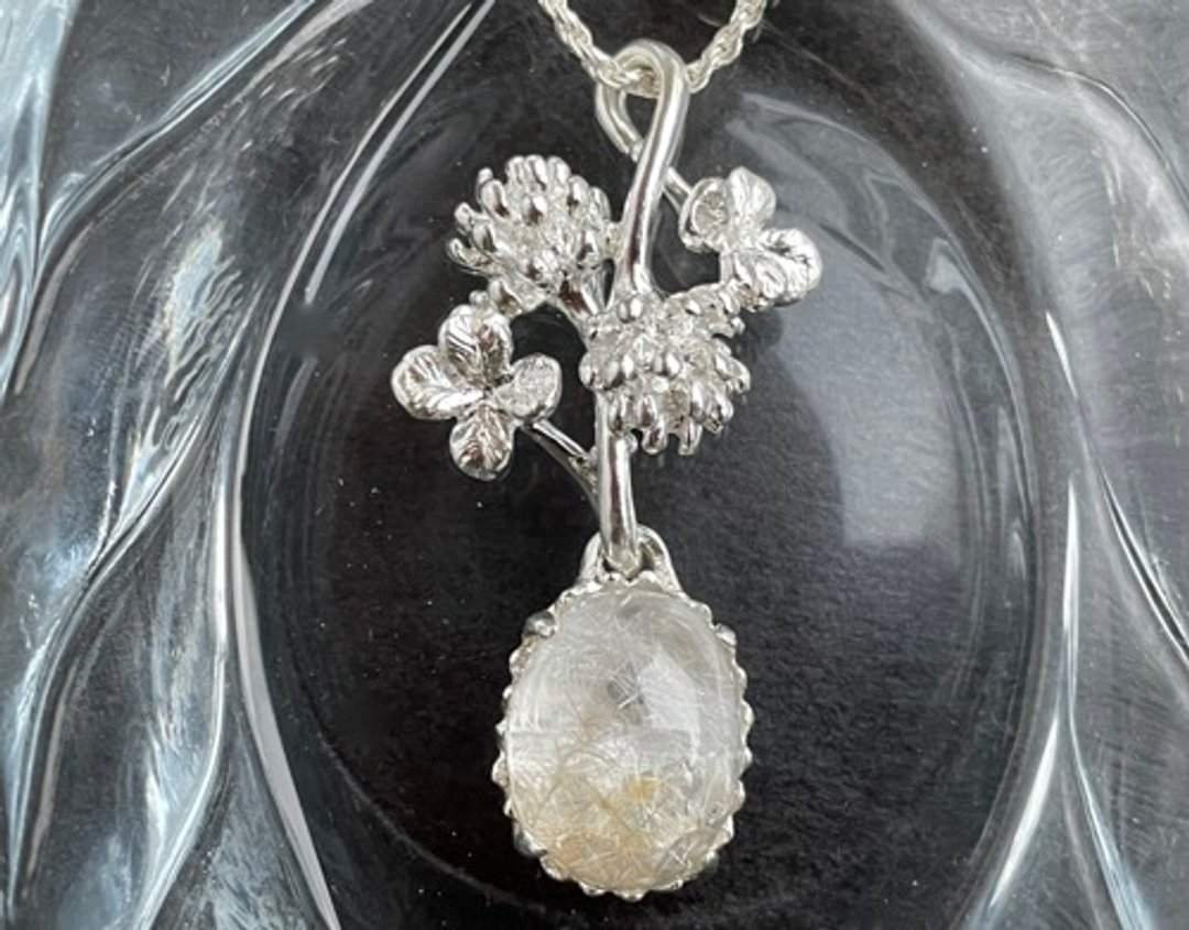 Pinkoi 代购 - 白三叶草花和四叶草 蓝线石水晶垂坠 - 项链 - 其他金属 
