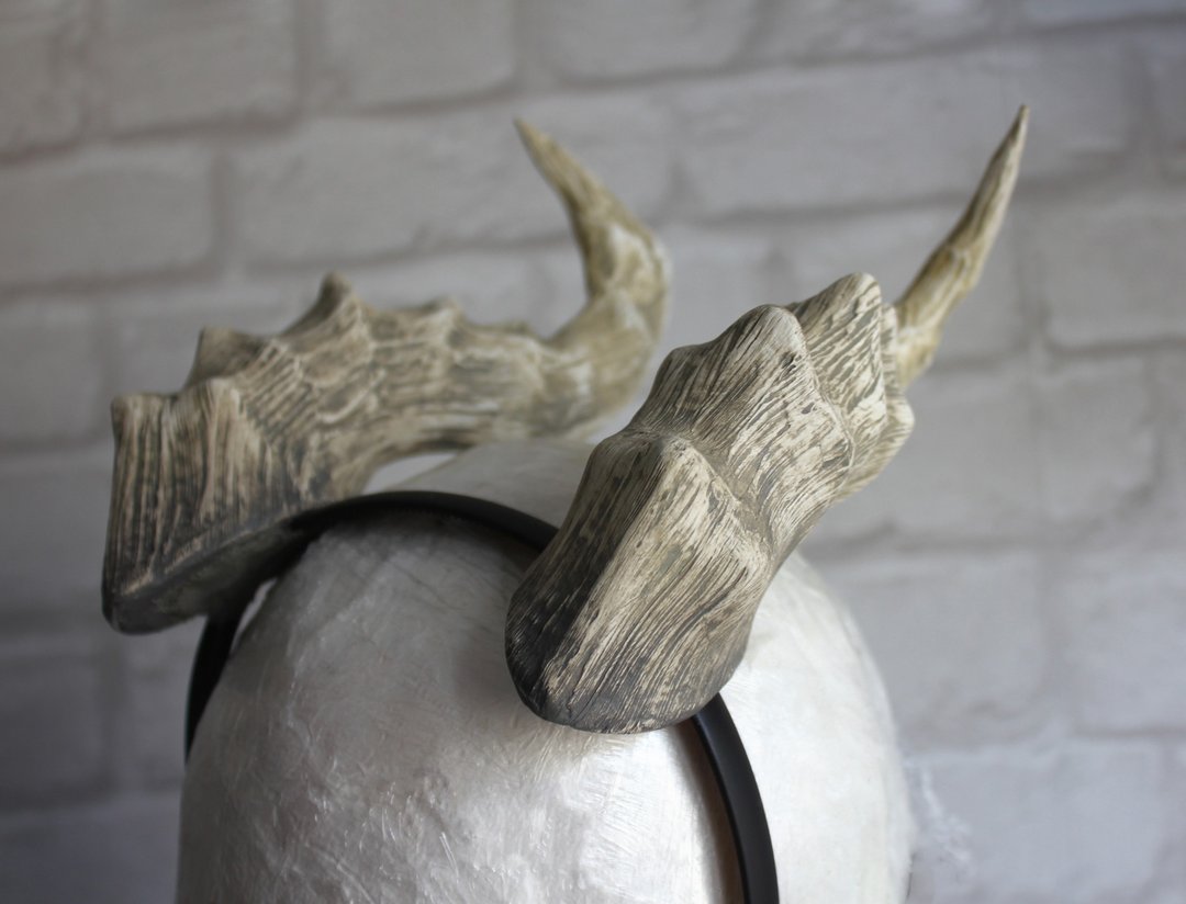 Bone curved dragon horns on the headband - 发饰 - 其他材质 卡其色