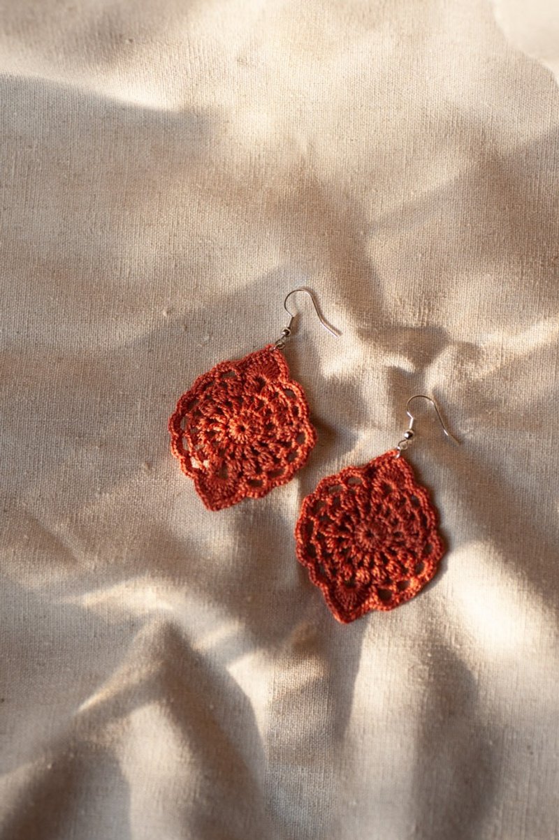 手工鈎织水滴形耳环 | 橘红 - 耳环/耳夹 - 绣线 