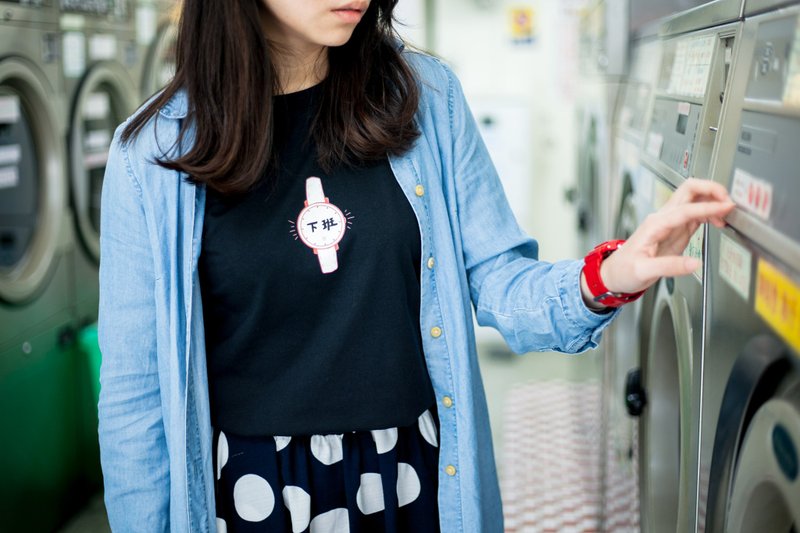 Deerhorn design / 鹿角 下班时间 T-shirt - 女装 T 恤 - 棉．麻 黑色