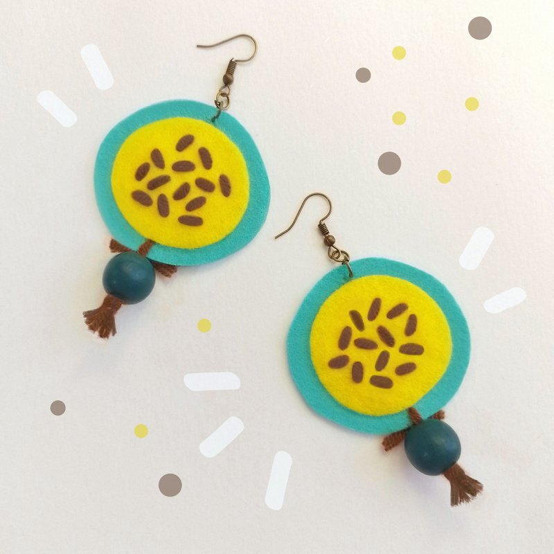 手工 free-form 耳环，在 2x3.5 英寸的硬质毛毡上绣上毛线和珠饰。 - 耳环/耳夹 - 其他材质 