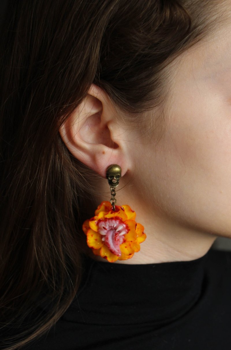 Gothic jewelry - Creepy flower earrings - Earrings Halloween - 耳环/耳夹 - 粘土 黄色