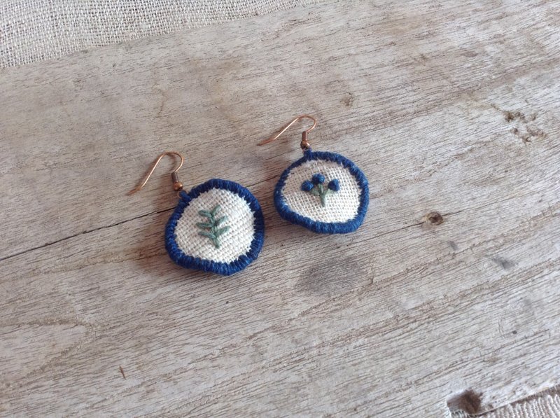 Handmade earrings-embroidered with natural dyes thread on handwoven cotton fabric. - 耳环/耳夹 - 绣线 蓝色