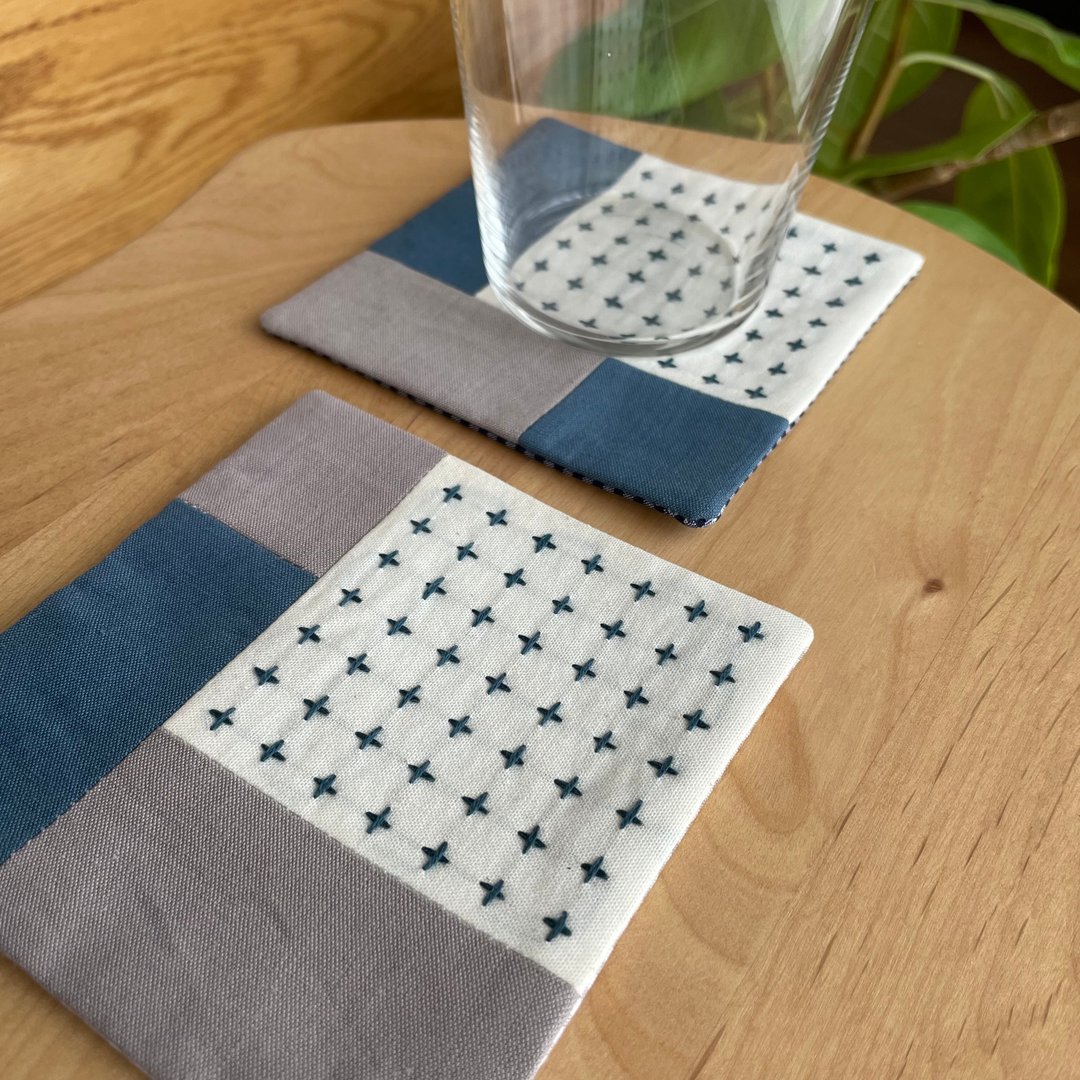 2 件套 Sashiko 杯垫、拼布十字架、刺绣杯架、灰褐色、蓝刺绣、日本手工制作、礼物、咖啡厅、厨房、织品配件、简单 - 杯垫 - 棉 卡其色