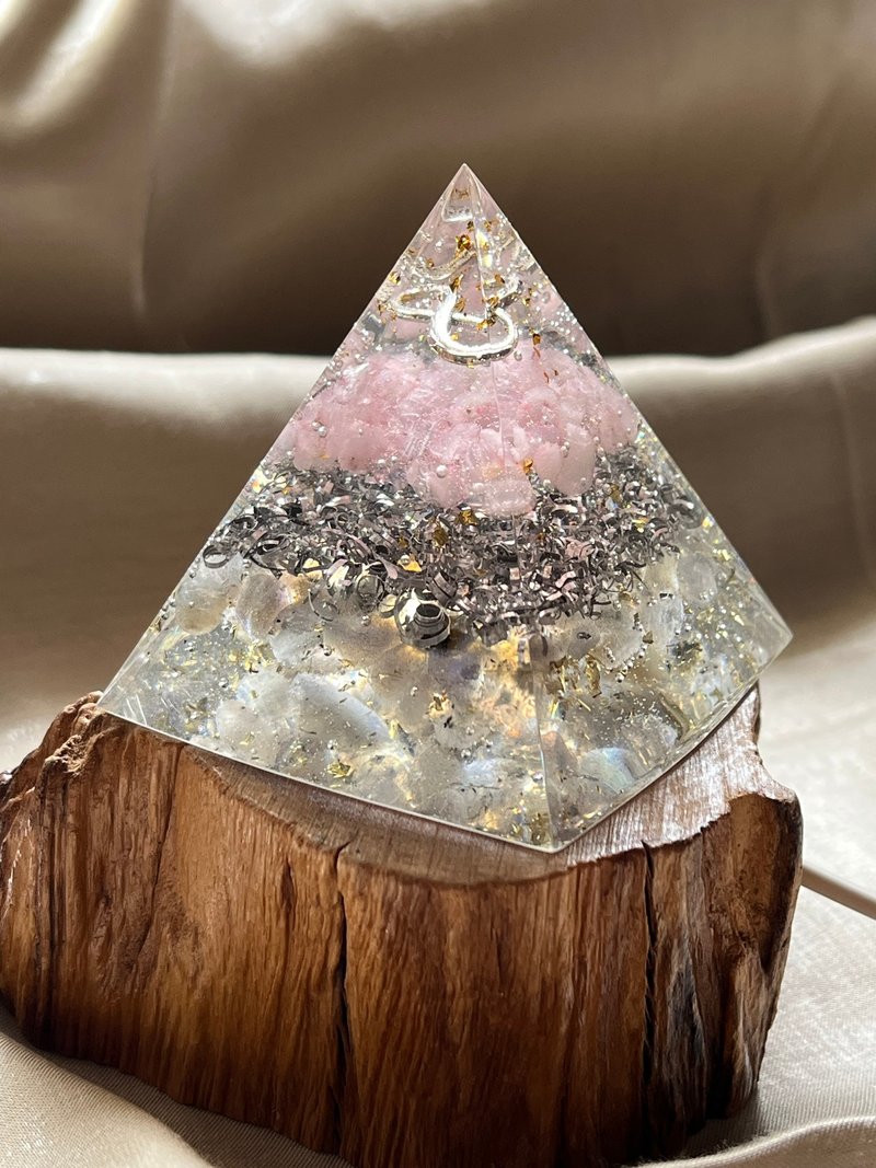订制【奥刚塔6cm-给处事柔韧的你】粉晶/拉长石-奥根金字塔 - 摆饰 - 树脂 透明