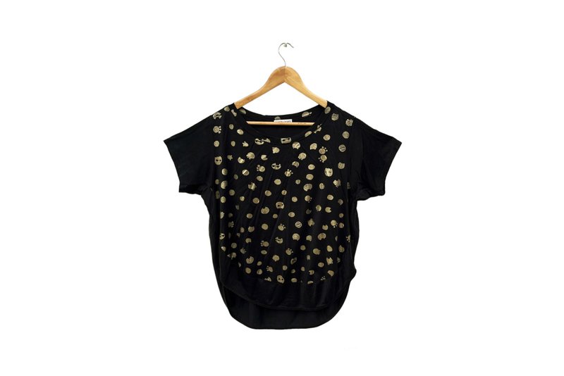 Tsumori Chisato 品牌黑色圆点与金色闪耀猫咪图案短袖 Oversized T恤。 - 女装 T 恤 - 棉．麻 黑色