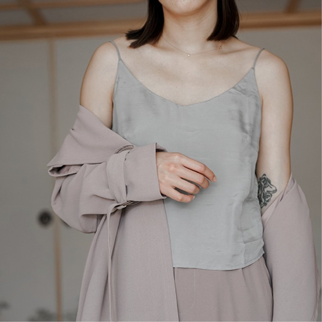 冷灰色 法式细肩带优雅小吊带 双层铜氨丝 超显肤色 V领内搭背心 - 女装背心 - 丝．绢 灰色