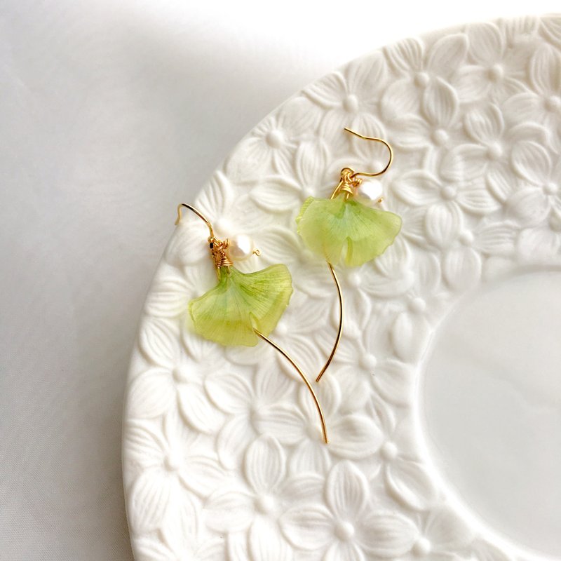 【青青】Ginko。天然珍珠。银杏叶耳环/耳钉/耳夹 - 耳环/耳夹 - 树脂 绿色